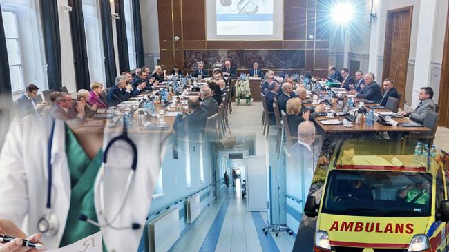 Debata na temat stanu polskiej służby zdrowia, poniżej kolaż zdjęć: lekarz, korytarz szpitala, karetka pogotowia