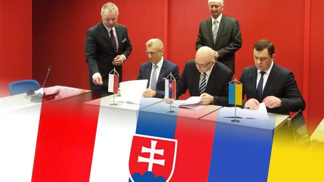 Podpisanie stanowiska bratysławskiego (od lewej) Prezes NIK Krzysztof Kwiatkowski, szef Najwyższego Urzędu Kontroli Republiki Słowackiej Karol Mitrík, Przewodniczący Izby Obrachunkowej Ukrainy Valerij Patskan