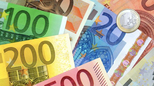 Różne nominały banknotów i moneta 1 euro