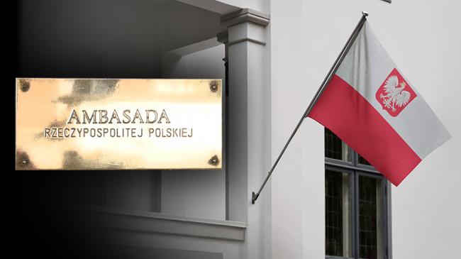 Tabliczka ambasady i flaga z godłem Polski