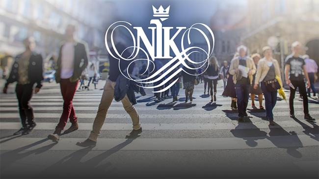 Logo NIK w tle przechodnie na przejściu dla pieszych