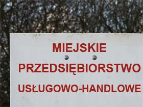 Tablica z napisem MIEJSKIE PRZEDSIĘBIORSTWO USŁUGOWO-HANDLOWE