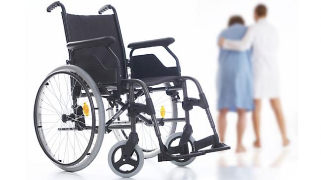 Wózek inwalidzki w tle pielęgniarka prowadząca pacjenta