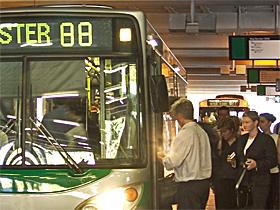 Ludzie wsiadający do autobusu transportu miejskiego