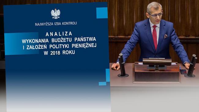 Okładka analizy budżetu państwa za rok 2018, obok Prezes NIK Krzysztof Kwiatkowski na mównicy sejmowej