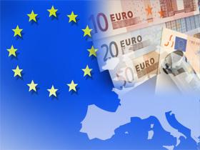 Kolaż: Flaga Unii Europejskiej, mapa europy i banknoty euro