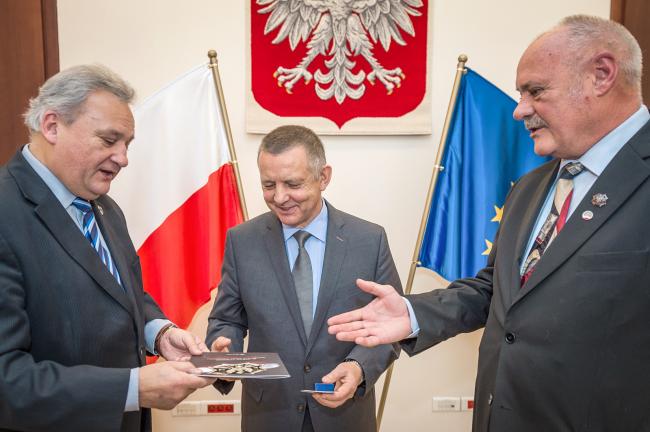 Prezes NIK udekorowany z okazji 40-lecia Konfederacji Polski Niepodległej