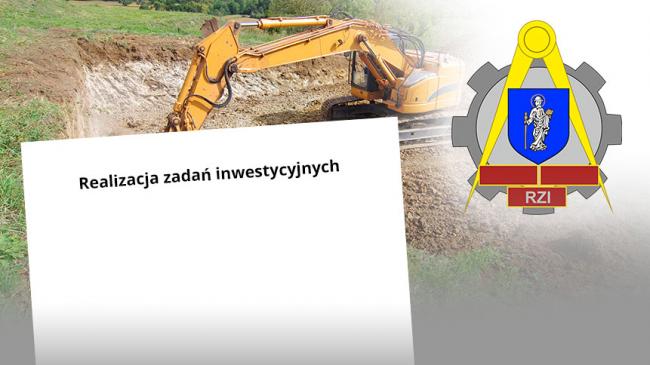 Logo Rejonowego Zarządu Infrastruktury w Olsztynie obok napis realizacja zadań inwestycyjnych, w tle koparka na ternie budowy