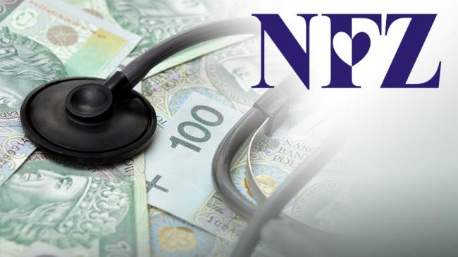 Logo NFZ, w tle stetoskop leżący na banknotach