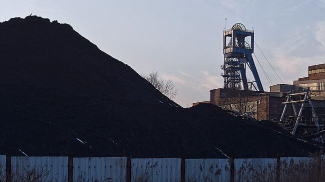 Hałda węgla w tle wieża kopalni