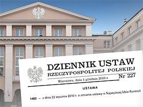 Pierwsza strona Dziennika Ustaw w tle budynek NIK