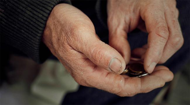 Zdjęcie ilustracyjne: Dłonie starszej osoby trzymające monety