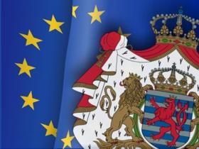 Flaga Unii Europejskiej obok godło Luksemburgu
