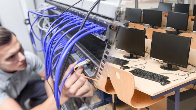 Kolaż zdjęć: Mężczyzna podłączający kable sieci komputerowej obok komputery w klasie szkolnej