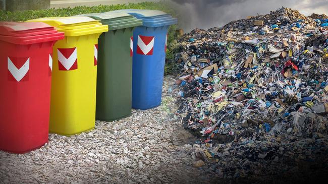 Ilustracja: Różnokolorowe pojemniki na śmieci, obok wysypisko śmieci