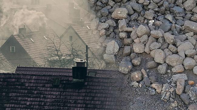 Kolaż zdjęć: Gęsty szary dym unoszący się z komina nad domami, obok hałda zanieczyszczonego węgla