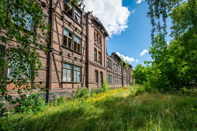 Budynek po&nbsp;KL Soldau w Działdowie - widoczne uszkodzenia dachu