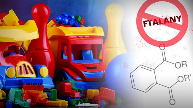 Plastikowe zabawki obok przekreślony napis Ftalany i ich wzór chemiczny