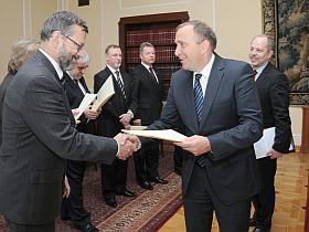 dr Józef Płoskonka - Doradca Prezesa NIK odbiera akt mianowania z rąk Marszałka Sejmu Grzegorza Schetyny