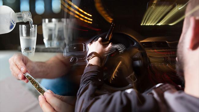 Kolaż zdjęć: Mężczyzna z butelką za kierownicą auta, kieliszek wódki, osoba skręcająca papieros z marihuaną.