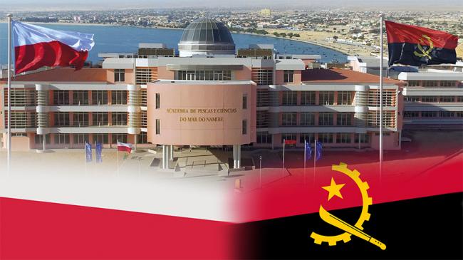 Budynek Akademii Rybołówstwa i Nauk o Morzu w Angoli poniżej flaga Polski i Angoli