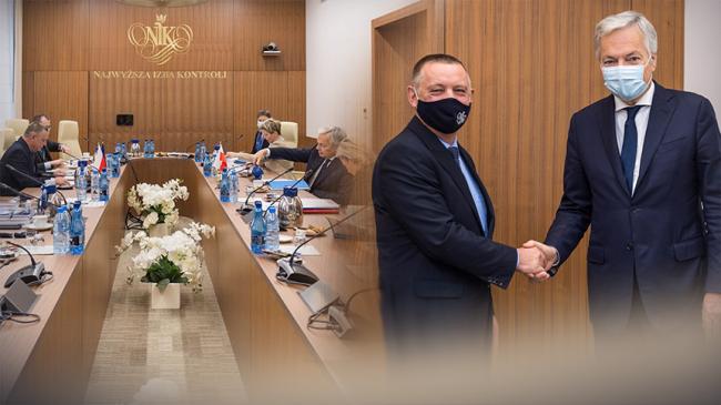 Photo collage: meeting at NIK headquarters of NIK reApresentatives and delegation of the European Commissioner for Justice Didier Reynders; NIK President Marian Banaś and European Commissioner for Justice Didier Reynders (masked) shaking hands 