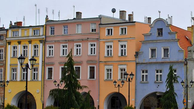 Kolorowe kamienice przy Rynku w Jaworze