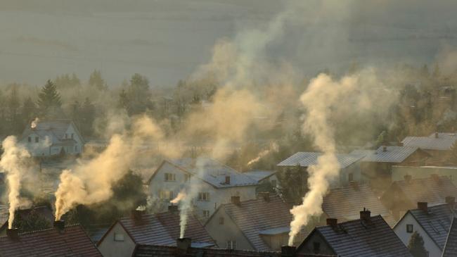Dym unoszący się z kominów nad dachami domów