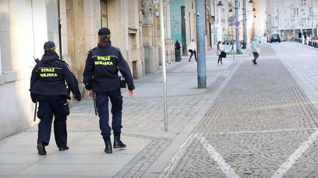 Dwie strażniczki miejskie patrolują ulicę miasta