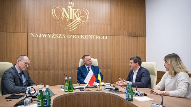 Prezes NIK Marian Banaś rozmawia z posłem Rady Najwyższej Ukrainy Pavlem Frolovem