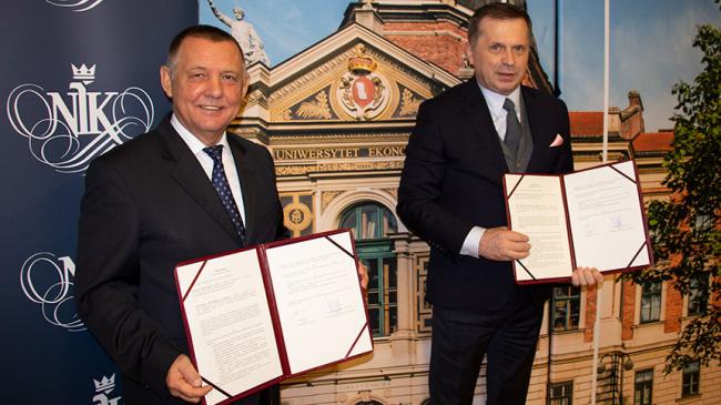 Prezes NIK Marian Banaś i rektor Uniwersytetu Ekonomicznego w Krakowie Stanisław Mazur prezentują podpisane porozumienie