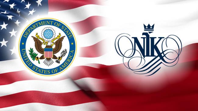 Pieczęć Departamentu Stanu USA i logo NIK, w tle flagi USA i Polski