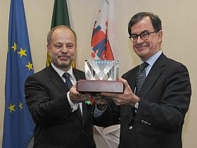 Guillerme d’Oliveira Martins przyjął z rąk Jacka Jezierskiego szklany wielościan, symbol prezydencji EUROSAI, obok Jacek Jezierski przemawia do uczestników uroczystości