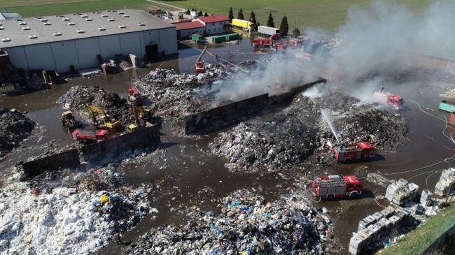 Straż pożarna dogasza pożar składowiska odpadów