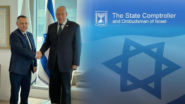 Prezes NIK Marian Banaś wita się z Państwowym Kontrolerem i Rzecznikiem Praw Obywatelskich Izraela Matanyahu Englmanem, obok logo NOK Izraela i flaga Izraela