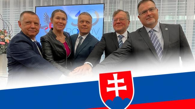 Prezesi NOK Polski, Słowenii, Słowacji, Czech i Węgier, niżej flaga Słowacji