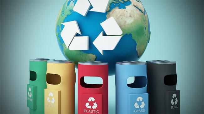 Zdjęcie ilustracyjne: kosze do segregacji odpadów, w tle kula ziemska ze znakiem recyclingu