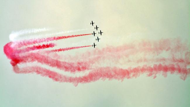 Samoloty w szyku rysują smugami flagę Polski