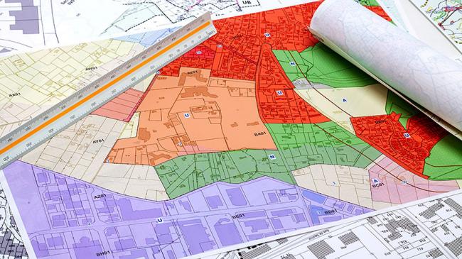 Plan miasta z obszarami oznaczonymi różnymi kolorami