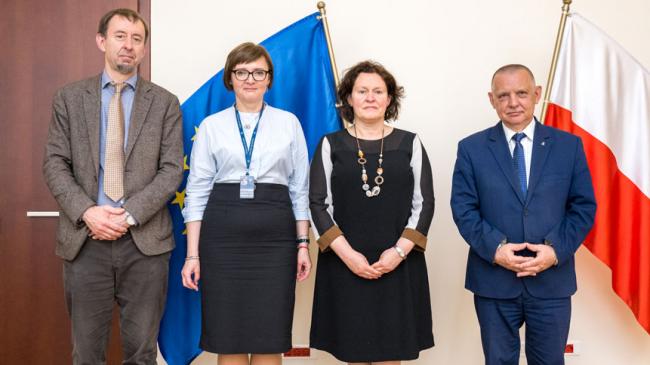 NIK President Marian Banaś and President of the Belgian Court of Audit Hilde François, each with one representative of their SAIs