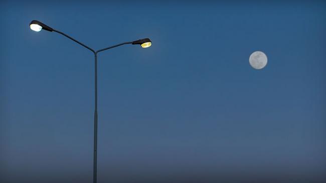 Lampy uliczne, w tle księżyc