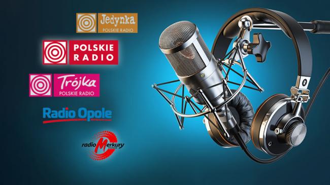 Logotypy: Polskiego Radia, Programu Pierwszego, Programu Trzeciego, Radia Opole i Radia Merkury, obok mikrofon i słuchawki