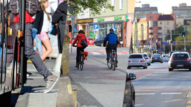 Kolaż zdjęć: Osoba wsiadająca do autobusu, para rowerzystów i samochody w ruchu ulicznym