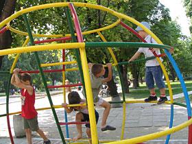 Dzieci na placu zabaw