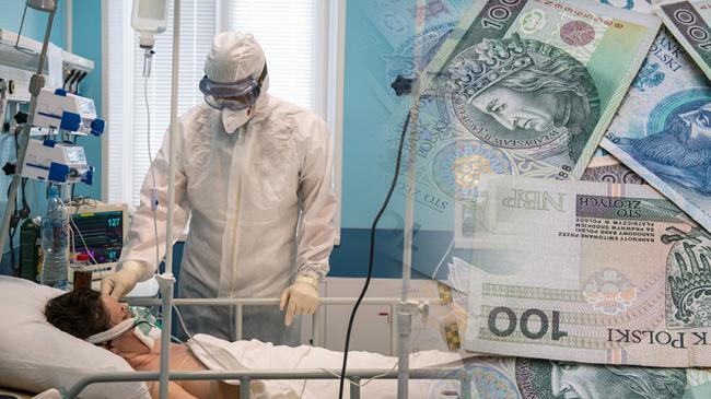 Kolarz zdjęć: Lekarz w kombinezonie i masce przy łóżku pacjenta, obok banknoty 200, 100 i 50 złotowe