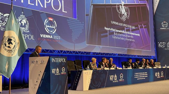 Prezes NIK Marian Banaś przemawia do uczestników zgromadzenia INTERPOL