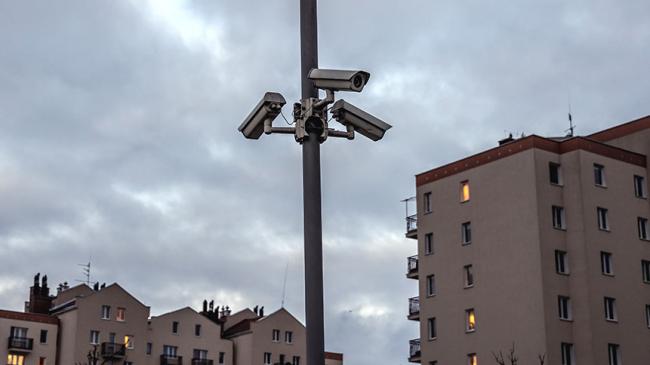 Kamery miejskiego monitoringu na słupie, w tle bloki