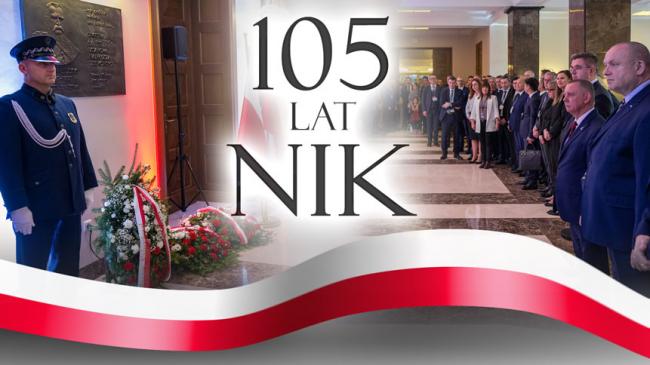 Napis: 105 lat NIK. Zdjęcia z obchodów w siedzibie NIK, poniżej biało-czerwona wstęga