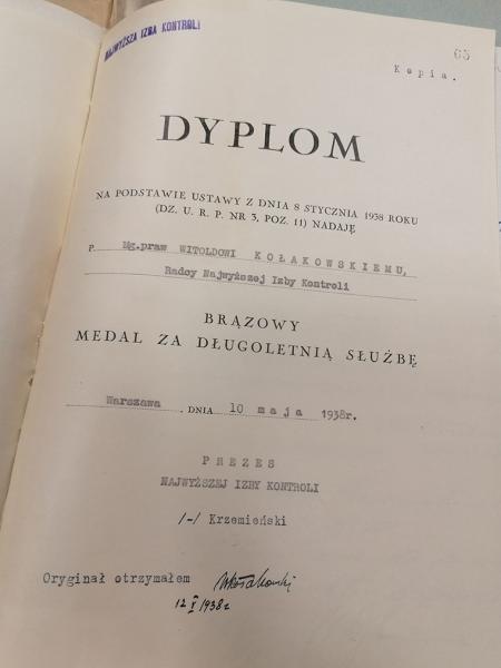 Dyplom dla Witolda Kołakowskiego w związku z nadaniem brązowego medalu za długoletnią służbę