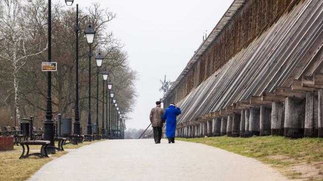Seniorzy spacerujący wzdłuż tężni